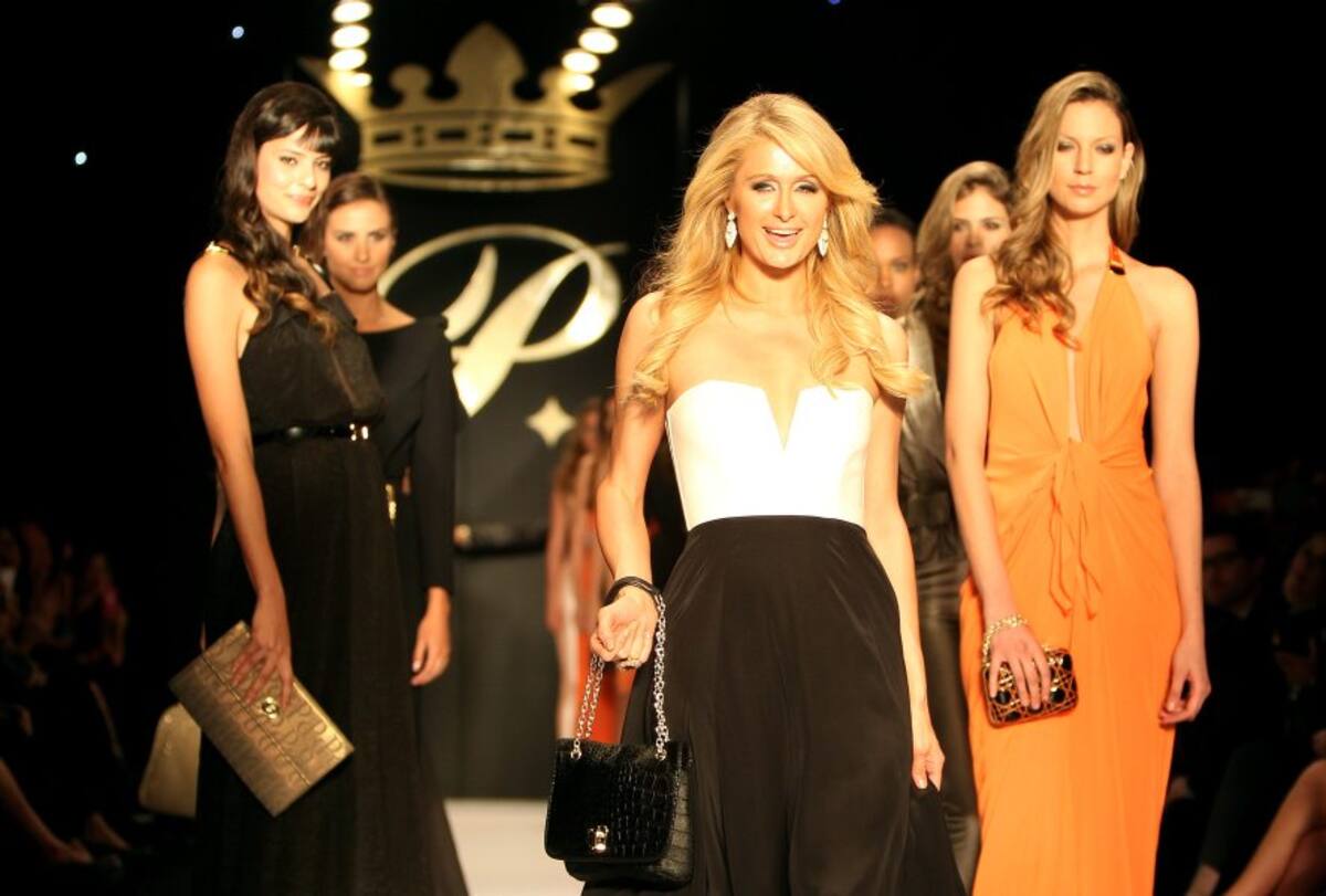 Paris Hilton sorprendió en su desfile (Foto: EFE/VANGUARDIA LIBERAL)