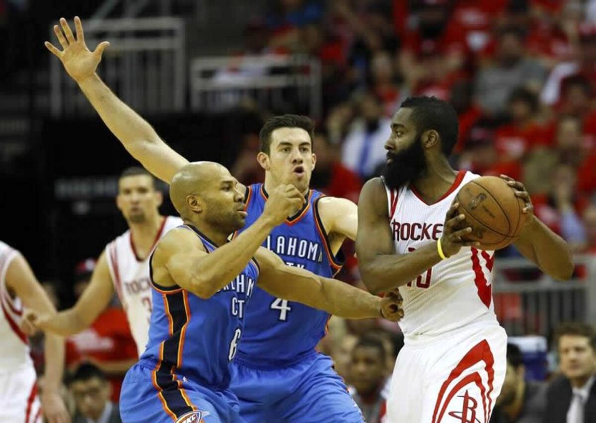 Derek Fisher y Nick Collison de los Thunder de Oklahoma City en acción ante James Harden de los Rockets de Houston. (Foto: Efe/VanguardiaLiberal)
