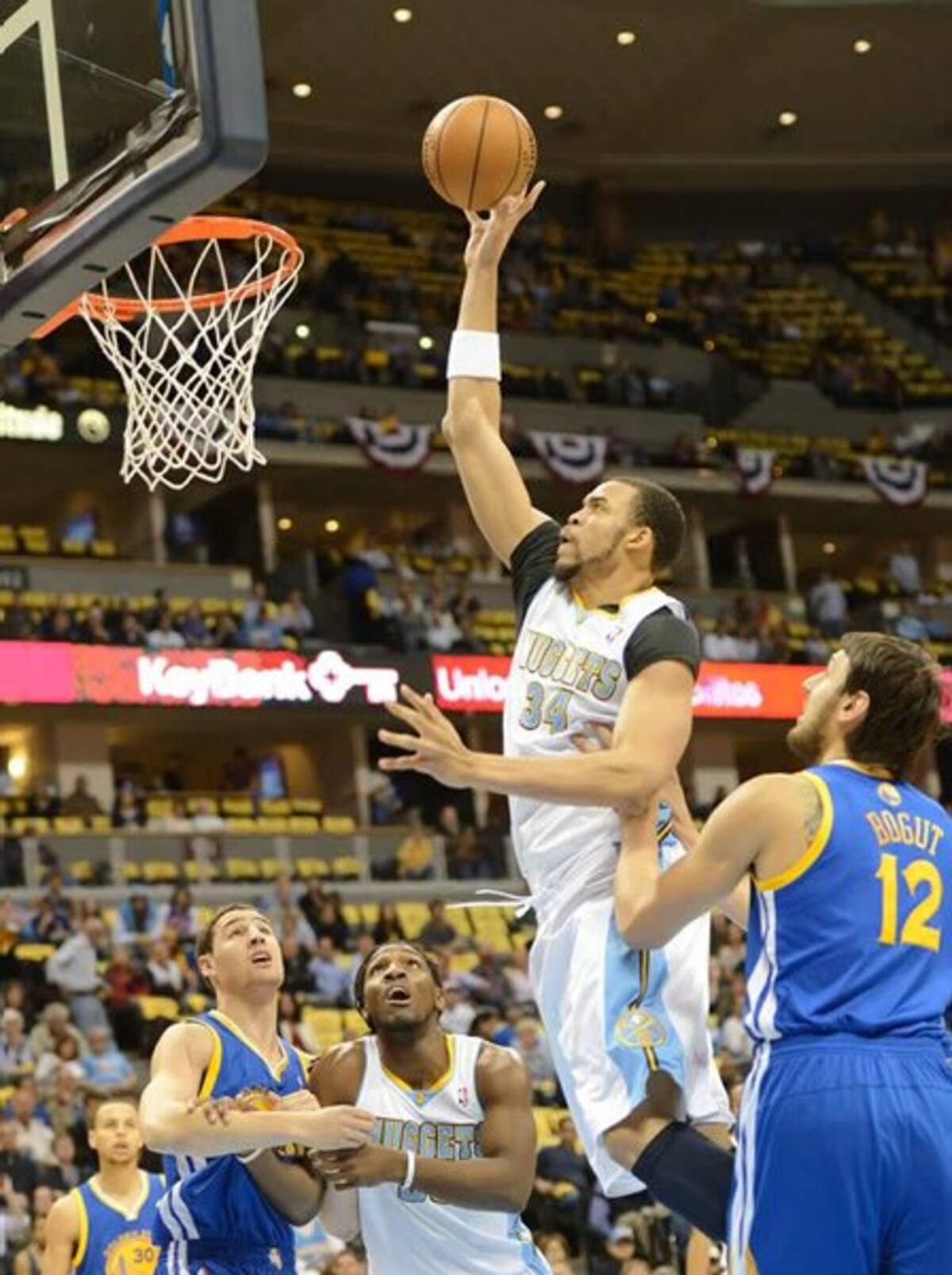 JaVale McGee de los Denver Nuggets en acción ante los Golden State Warriors. (Foto: Efe/VanguardiaLiberal)