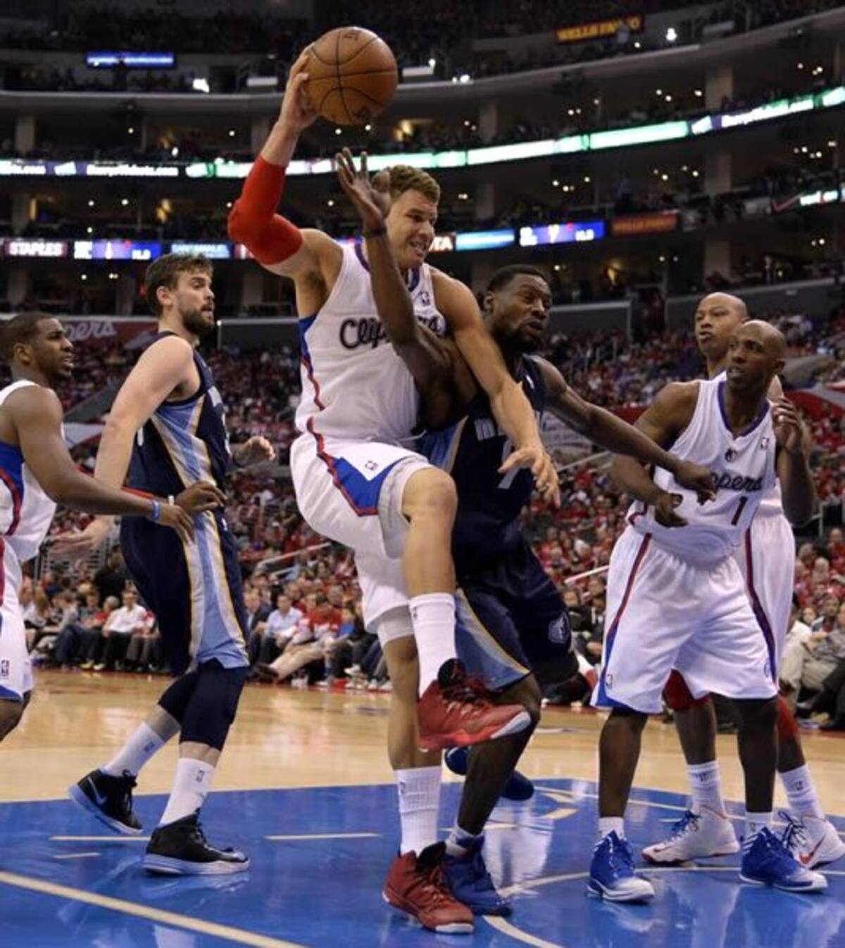 El pívot español de los Memphis Grizzlies, Marc Gasol y su compañero Tony Allen pelean por el control del balón con el jugador de Los Ángeles Clippers, Blake Griffin. (Foto: Efe/VanguardiaLiberal)
