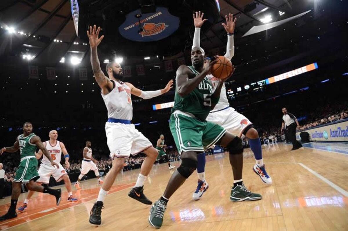 El jugador de los Celtics Kevin Garnett ante Carmelo Anthony y Tyson Chandler de los Knicks. (Foto: Efe/VanguardiaLiberal)
