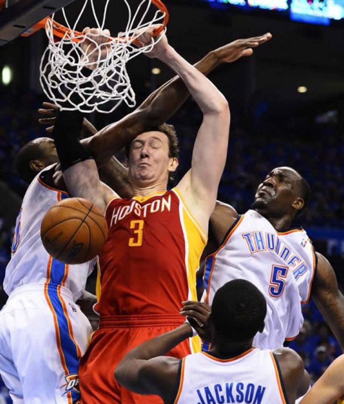 El turco Omer Asik de los Rockets encesta ante la defensa de Serge Ibaka y Kendrick Perkins de los Thunder. (Foto: Efe/VanguardiaLiberal)