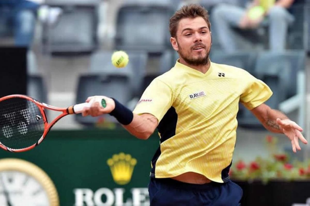 El tenista suizo Stanislas Wawrinka devuelve la pelota al español Pere Riba durante su encuentro en la segunda ronda. (Foto: EFE)