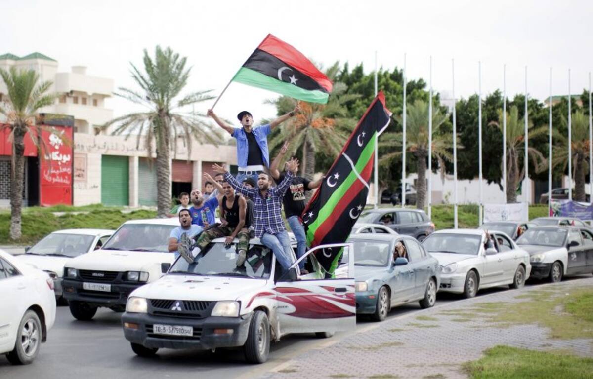 Libios salen en sus carros a celebrar la muerte del General. (Foto: Afp/VANGUARDIA LIBERAL)
