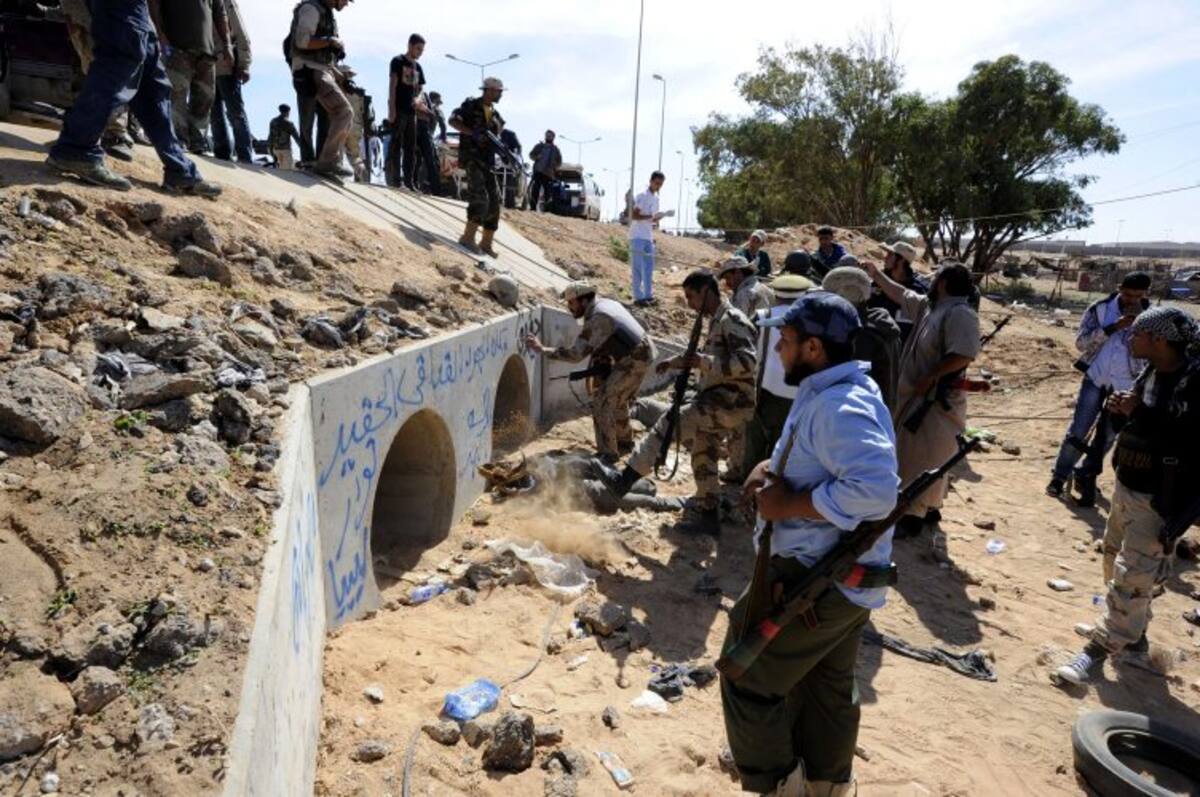 En esta tubería fue derrocado el líder libio Muammar Kadhafi con hombres armados leales muertos. (Foto: Afp / VANGUARDIA LIBERAL)