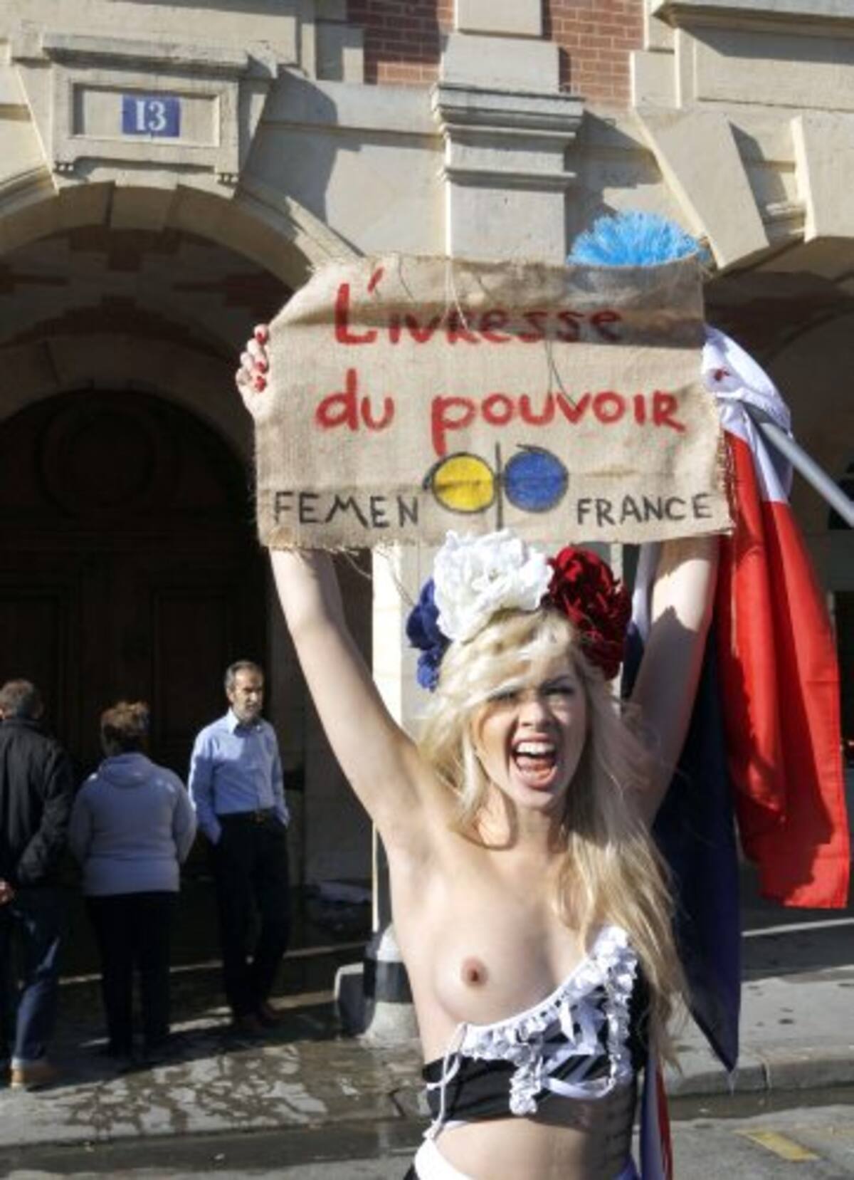 Una femme exhibe un cartel en contra del ex presidente del FMI. (Foto: AFP)