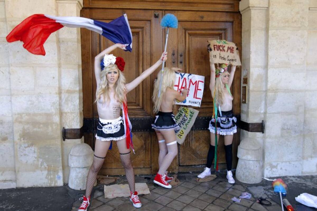 Las activistas pegan carteles que critican la actitud del ex presidente del FMI. (Foto: AFP)