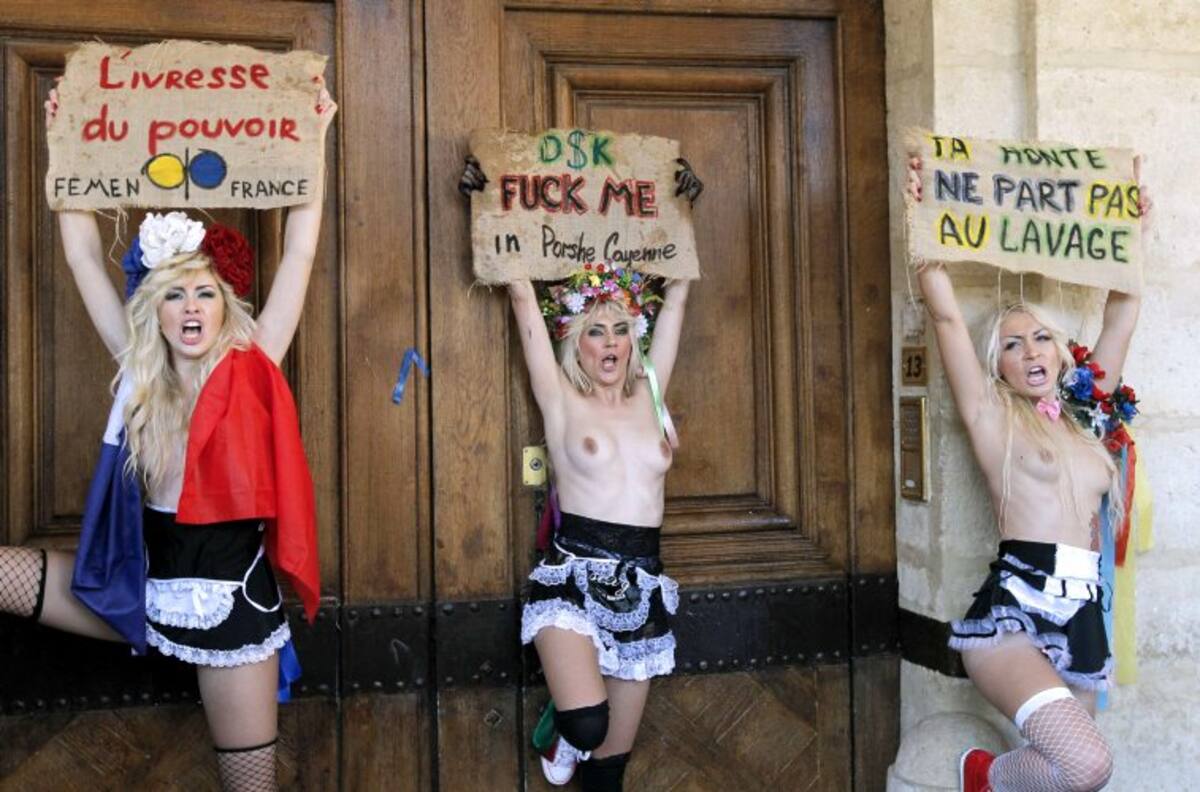 Las mujeres posan con gestos sensuales para atraer todas las miradas de los parisinos. (Foto: AFP)
