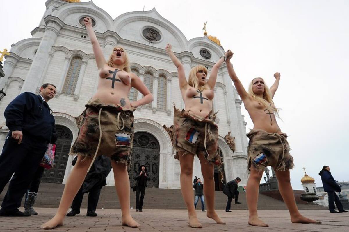 Feministas se desnudan contra Putin frente a la principal catedral de Moscú (Foto: AFP / VANGUARDIA LIBERAL)