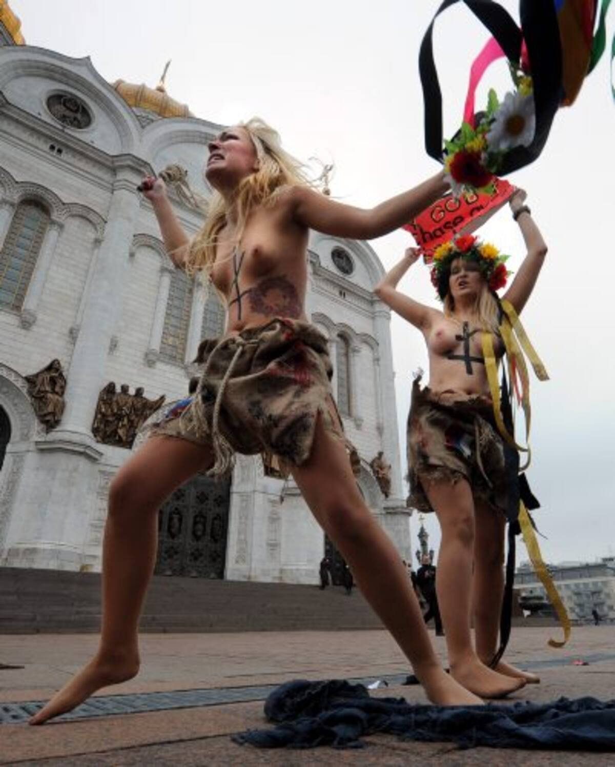 Feministas se desnudan contra Putin frente a la principal catedral de Moscú (Foto: AFP / VANGUARDIA LIBERAL)