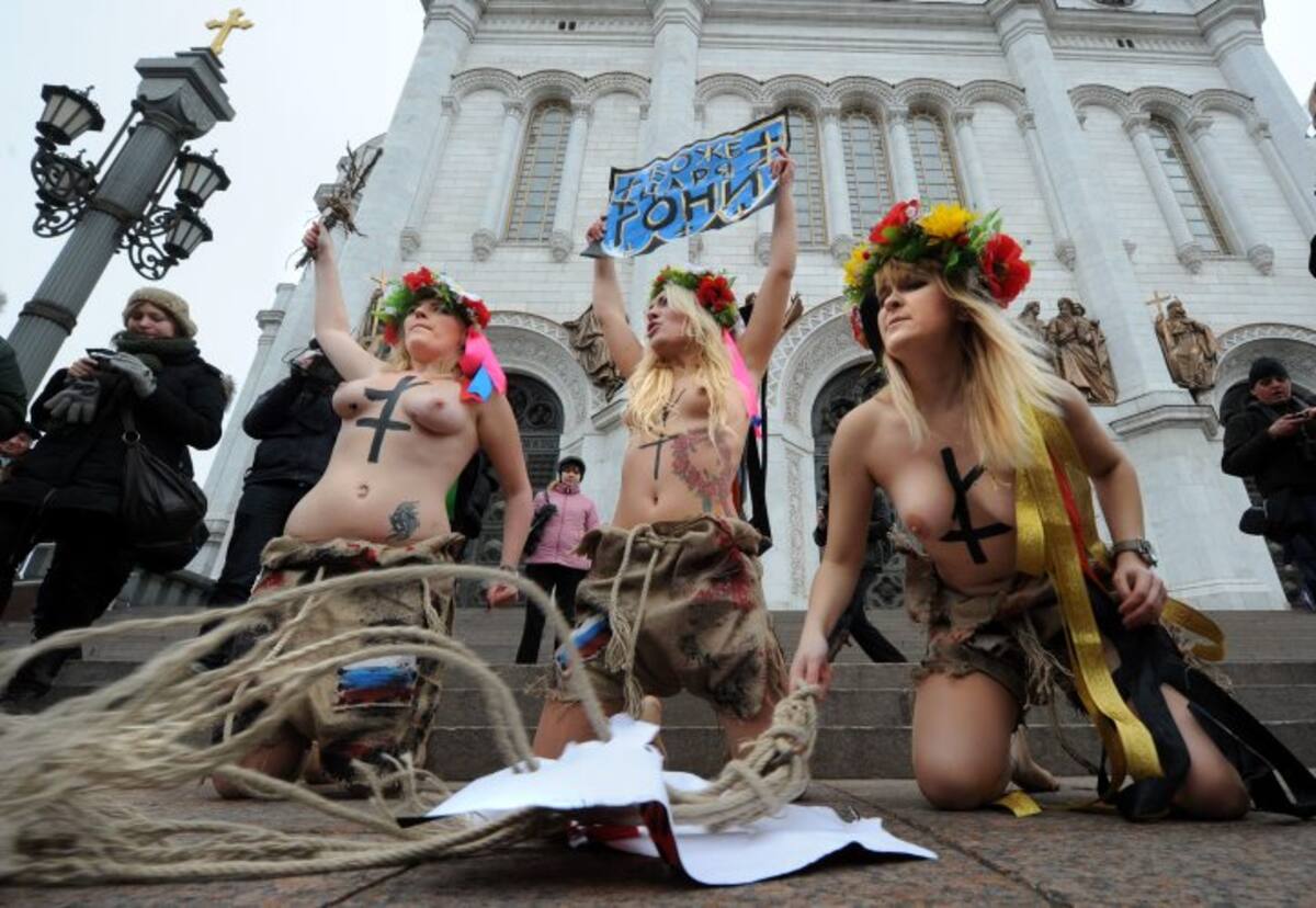 Feministas se desnudan contra Putin frente a la principal catedral de Moscú (Foto: AFP / VANGUARDIA LIBERAL)