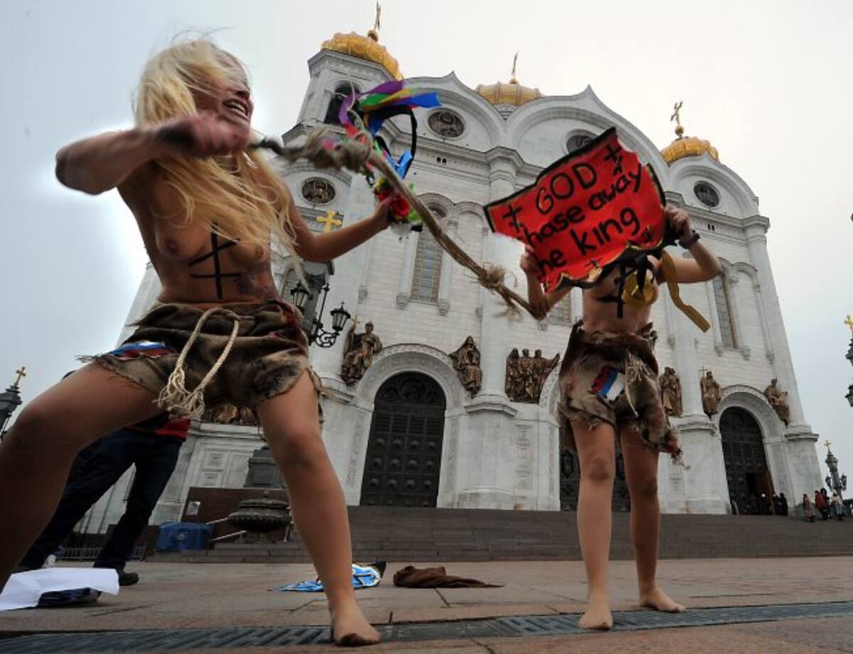 Feministas se desnudan contra Putin frente a la principal catedral de Moscú (Foto: AFP / VANGUARDIA LIBERAL)