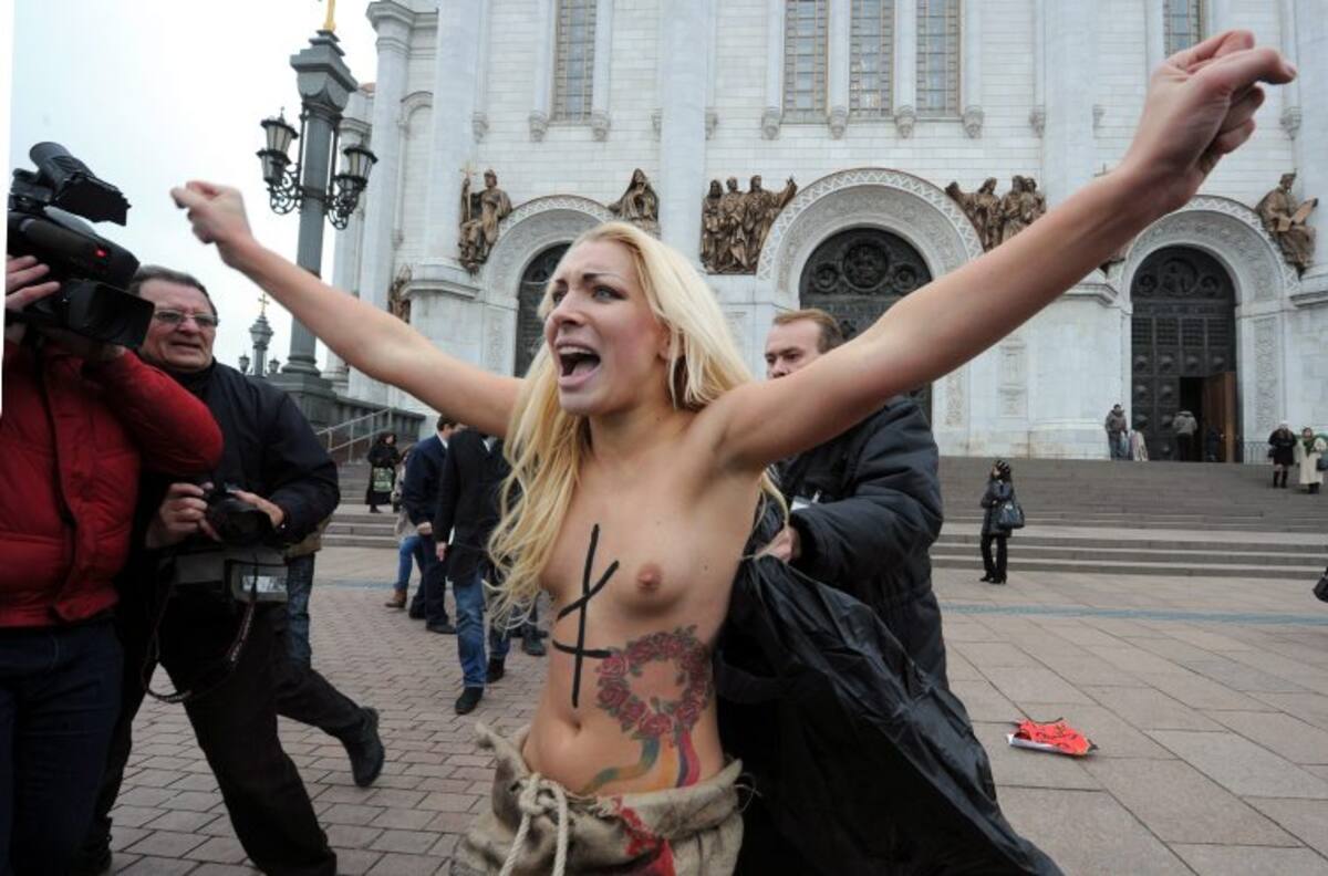 Feministas se desnudan contra Putin frente a la principal catedral de Moscú (Foto: AFP / VANGUARDIA LIBERAL)