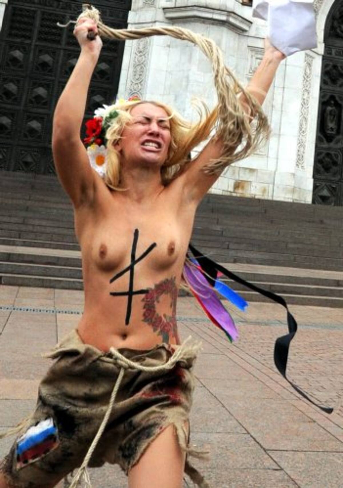 Feministas se desnudan contra Putin frente a la principal catedral de Moscú (Foto: AFP / VANGUARDIA LIBERAL)