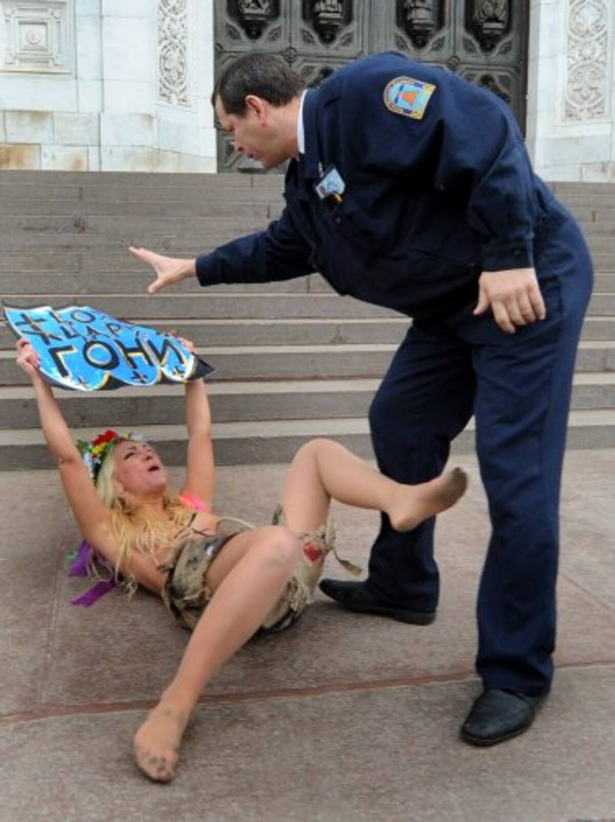 Feministas se desnudan contra Putin frente a la principal catedral de Moscú (Foto: AFP / VANGUARDIA LIBERAL)