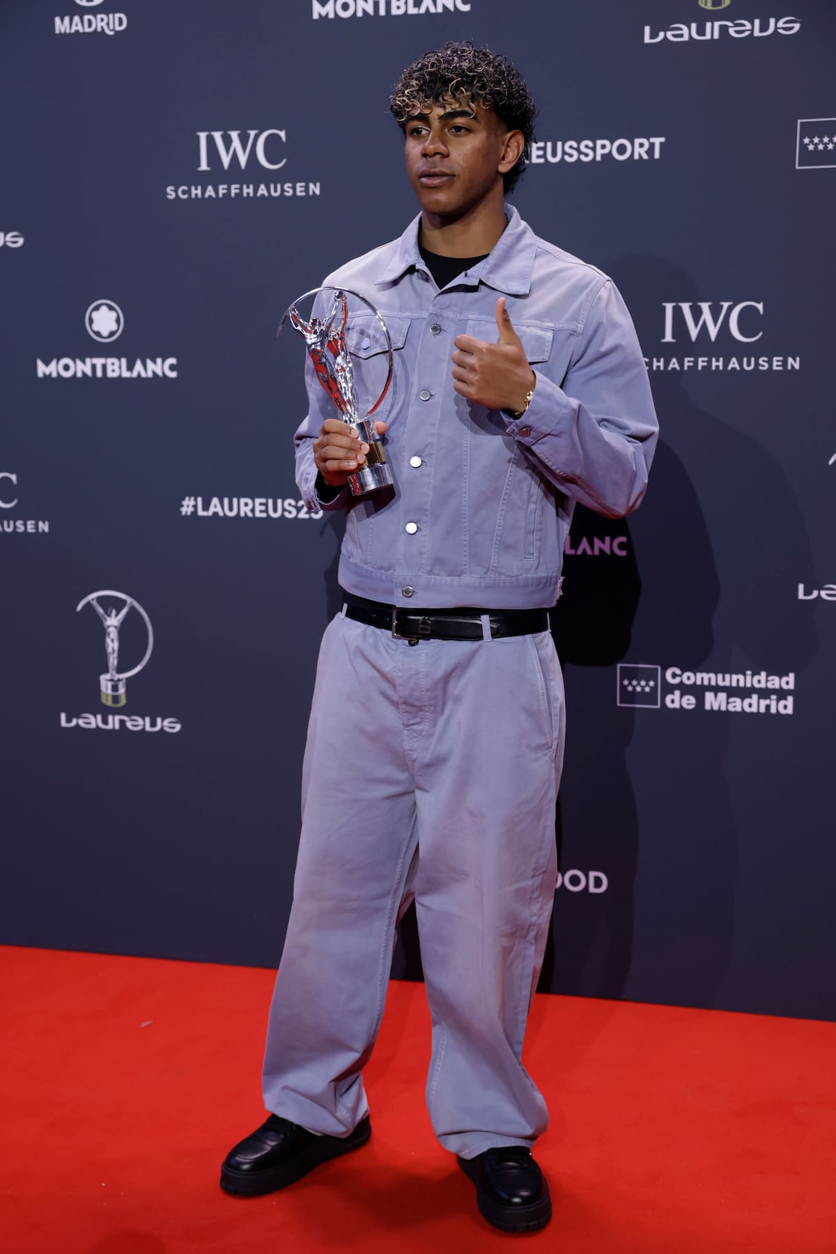 MADRID, 20/04/2026.- El delantero del FC Barcelona Lamine Yamal posa este lunes tras ser distinguido como Mejor deportista Joven del año en los Premios Laureus, durante la gala de los premios Laureus World Sport 2026, los galardones más prestigiosos del deporte internacional, celebrada en el Palacio de Cibeles, Madrid. EFE/ Juanjo Martin