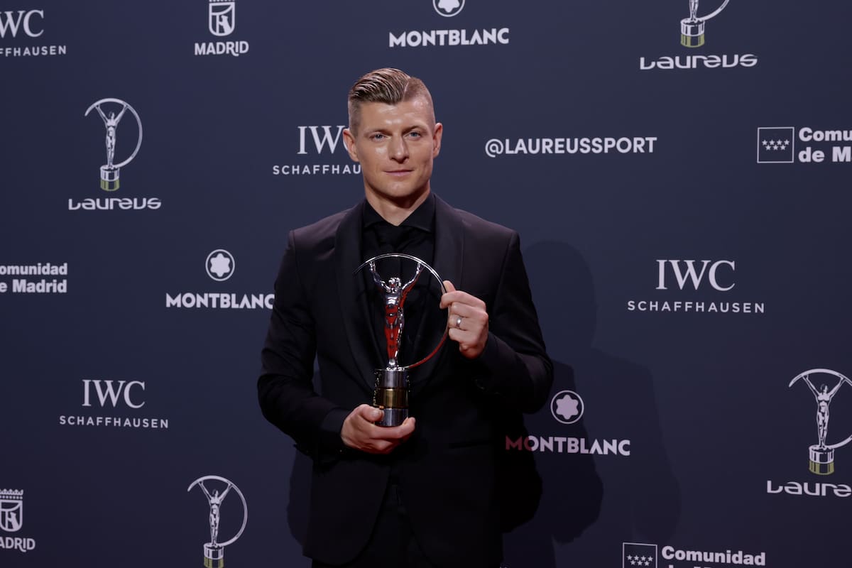 MADRID, 20/04/2026.- El ex futbolista alemán Toni Kroos posa con el galardón Premio Laureus a la Inspiración Deportiva durante la gala de los premios Laureus World Sport 2026, los galardones más prestigiosos del deporte internacional, este lunes en el Palacio de Cibeles, en Madrid. EFE/Juanjo Martín