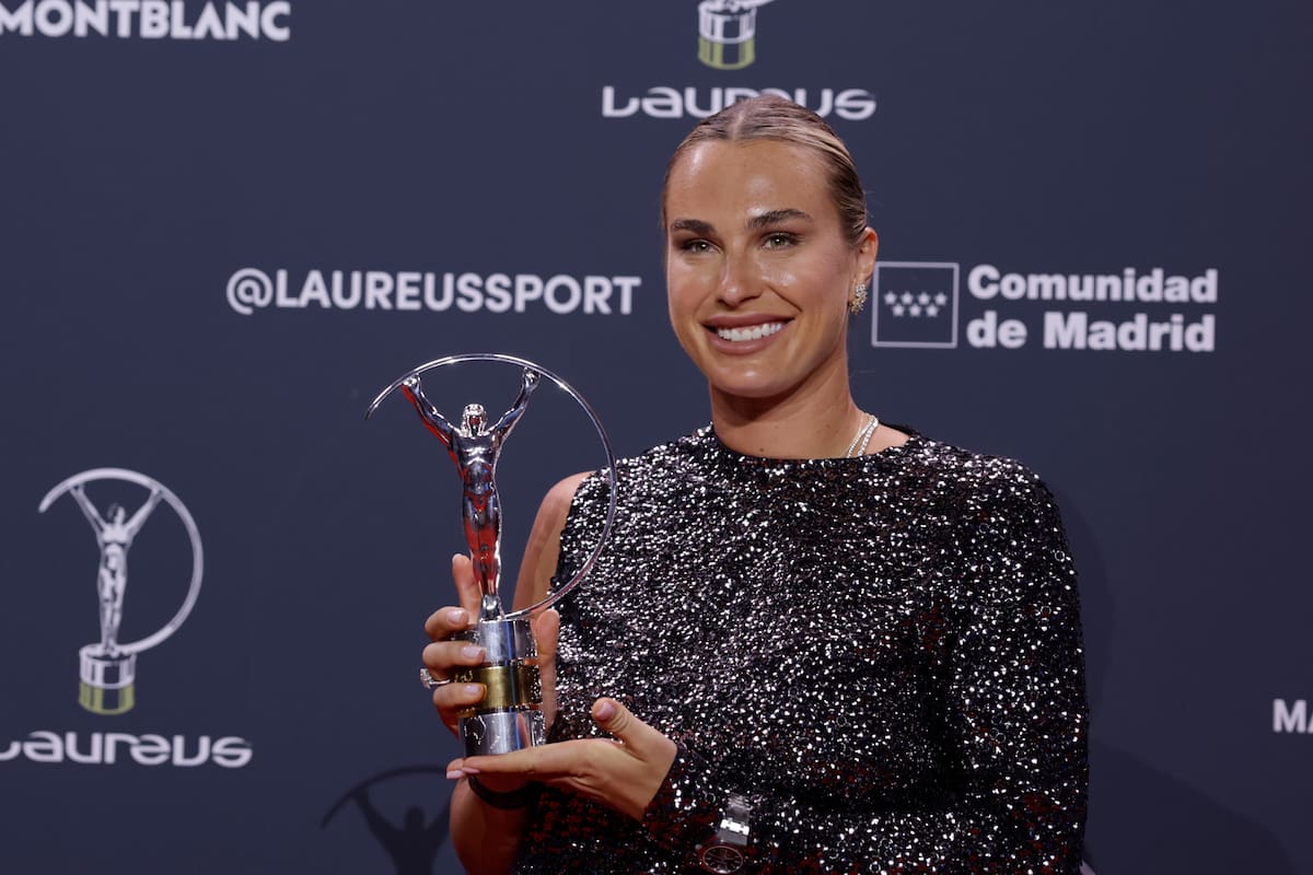 MADRID, 20/04/2026.- La tenista bielorrusa Aryna Sabalenka posa con el galardón a Deportista del Año en categoría femenina durante la gala de los premios Laureus World Sport 2026, los galardones más prestigiosos del deporte internacional, este lunes en el Palacio de Cibeles, en Madrid. EFE/Juanjo Martín