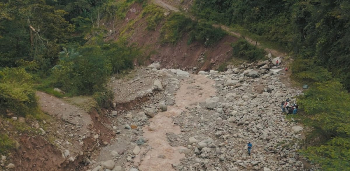 La creciente de las quebradas La Negra y Aserradero destruyeron una vía.