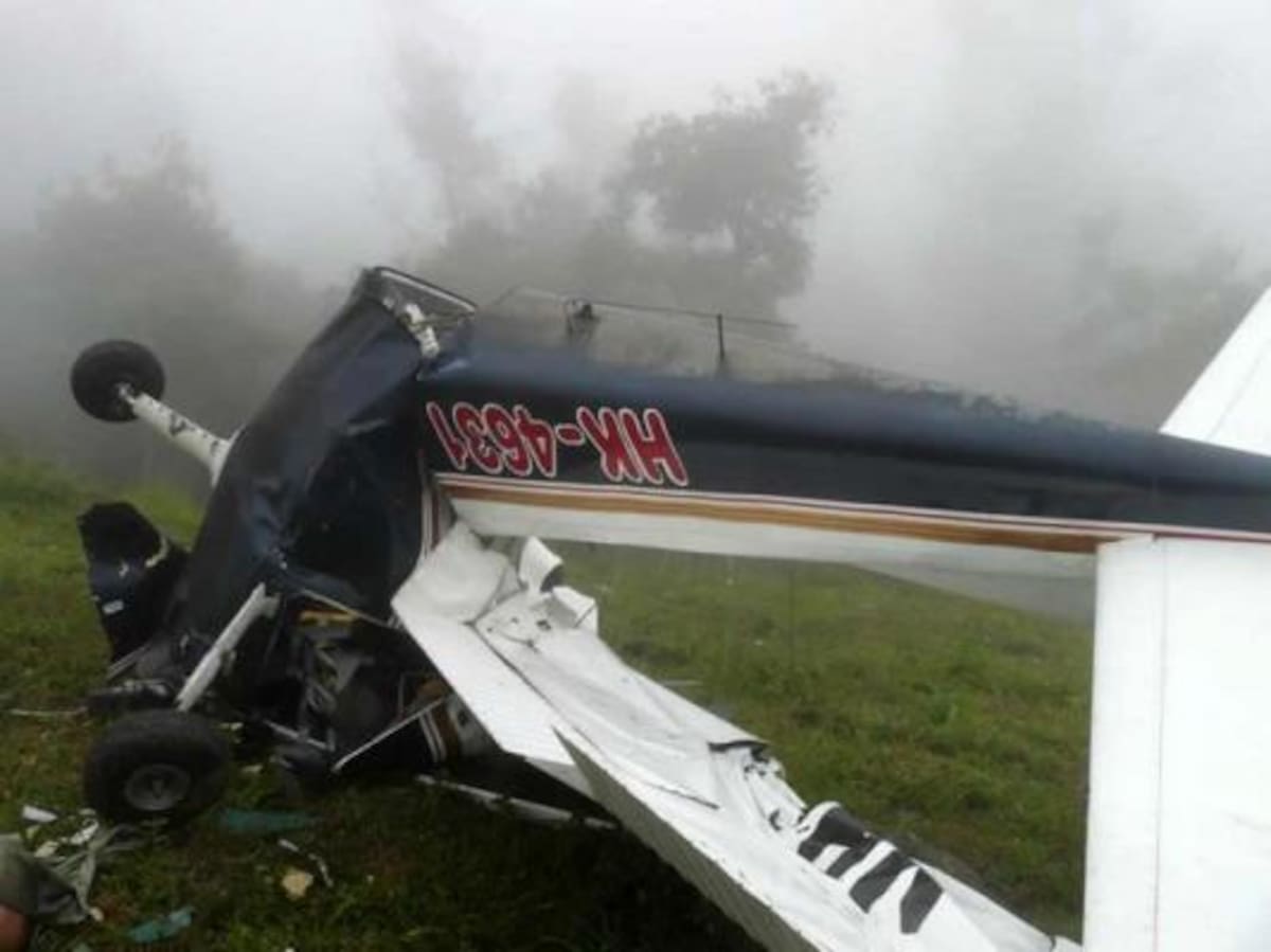 La avioneta quedó destrozada en un potrero del municipio de Málaga.(Foto: Suministrada/VANGUARDIA LIBERAL)