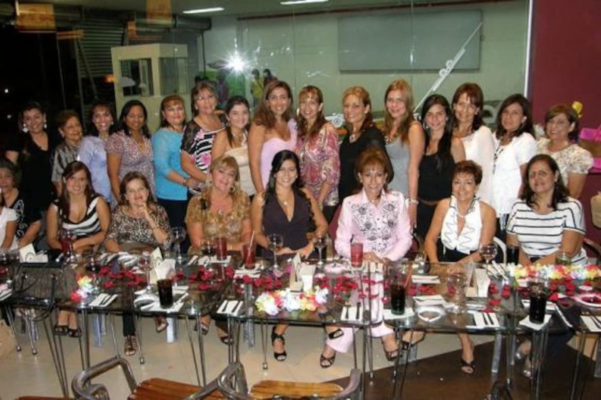 Helga Corredor, Smith de Flórez, Carolina Flórez, Sol Márquez, Consuelo Mantilla, Esther Rangel, Gina Carolina Solano, Sandy Solano, Gisella Grazt, Rosemary Vesga, Natalia Soto, Estefanía Gómez, Olga Patricia Vesga, Ximena Flórez y Aura Castro. Sentadas: María Paula Guarín, Esperanza Corredor, Carol Rosas, Cecilia Navas, Nancy de Solano, Nathalia Juliana Solano Díaz, Elsa Calderón, Estela Palencia y Esperanza de Ortiz.(Foto: Javier Gutierrez)