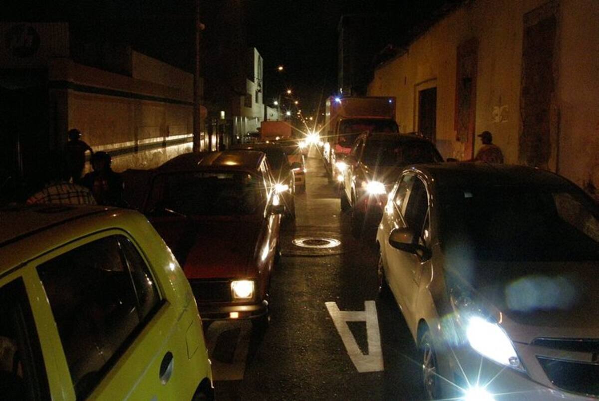 Caos en la calle 42 para llegar a la carrera 15. (Foto: Javier Gutiérrez / VANGUARDIA LIBERAL)