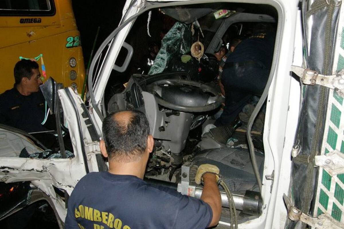 Dramático rescate de un conductor en Bucaramanga (Foto: Javier Gutiérrez / VANGUARDIA LIBERAL)