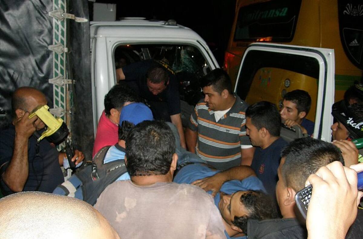 Dramático rescate de un conductor en Bucaramanga (Foto: Javier Gutiérrez / VANGUARDIA LIBERAL)