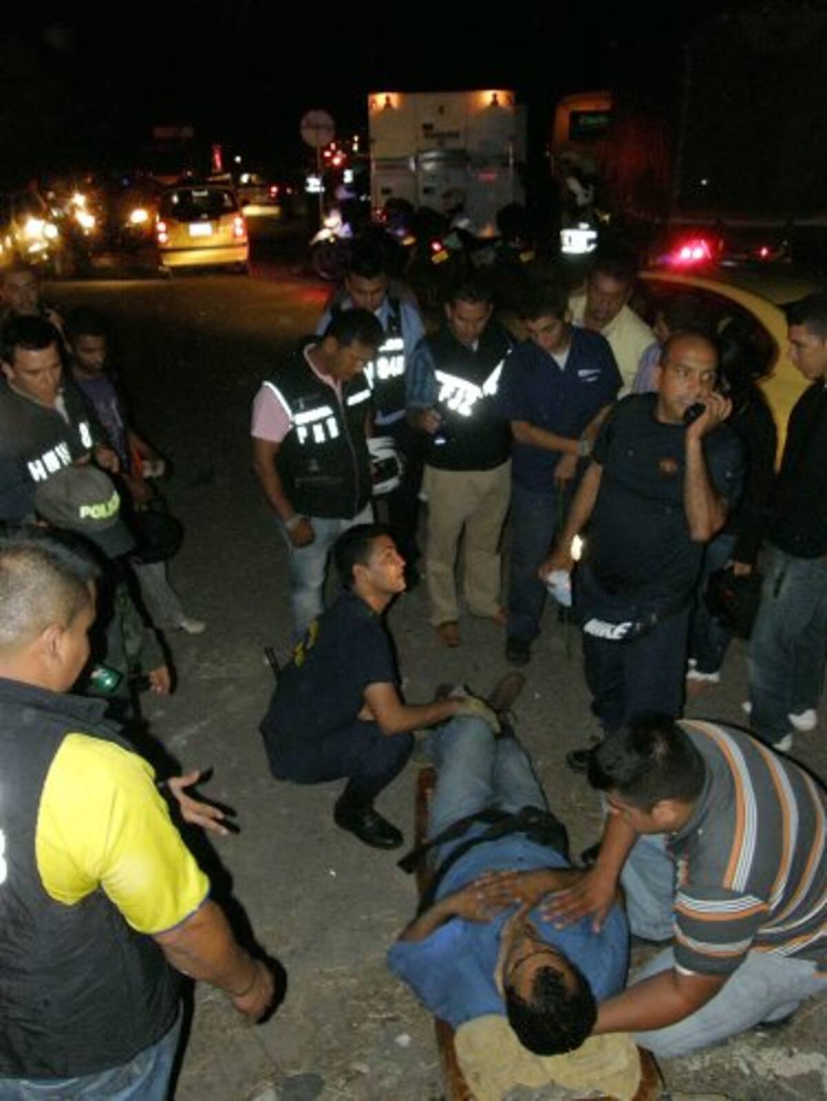 Dramático rescate de un conductor en Bucaramanga (Foto: Javier Gutiérrez / VANGUARDIA LIBERAL)