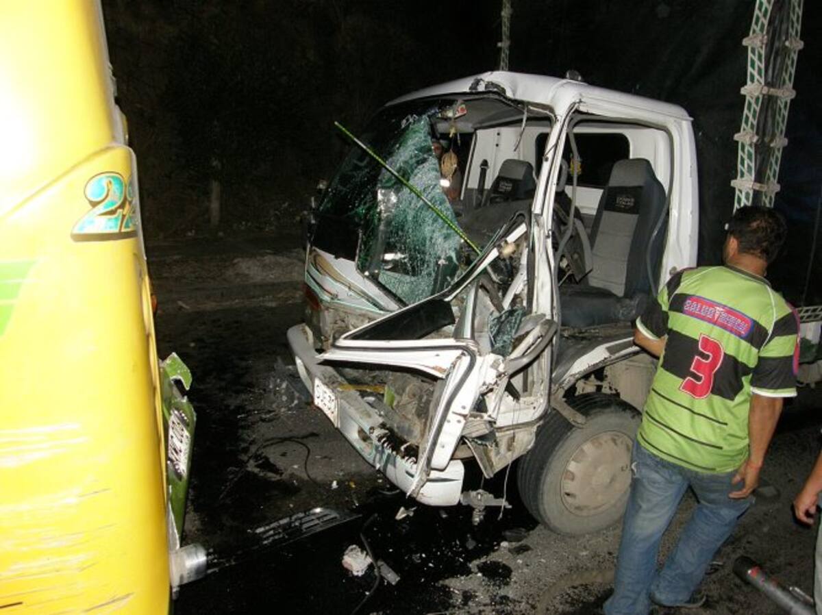 Dramático rescate de un conductor en Bucaramanga (Foto: Javier Gutiérrez / VANGUARDIA LIBERAL)