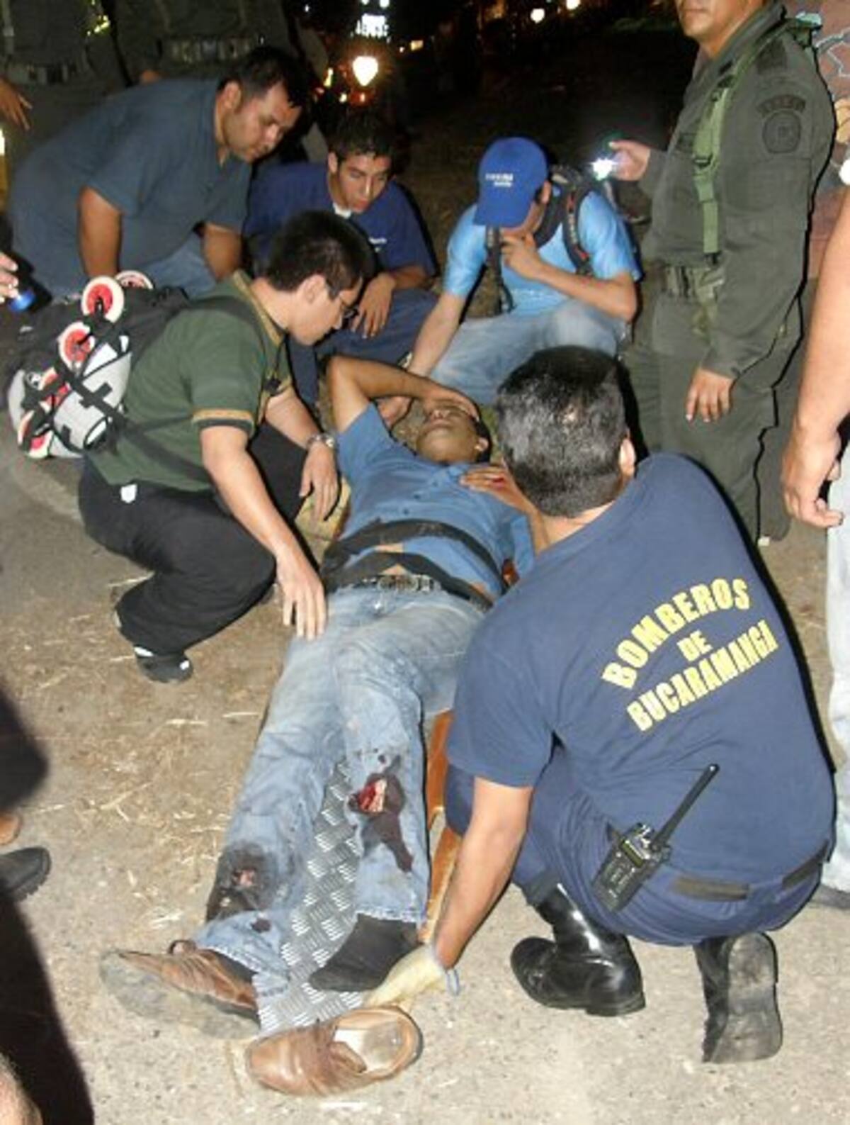 Dramático rescate de un conductor en Bucaramanga (Foto: Javier Gutiérrez / VANGUARDIA LIBERAL)