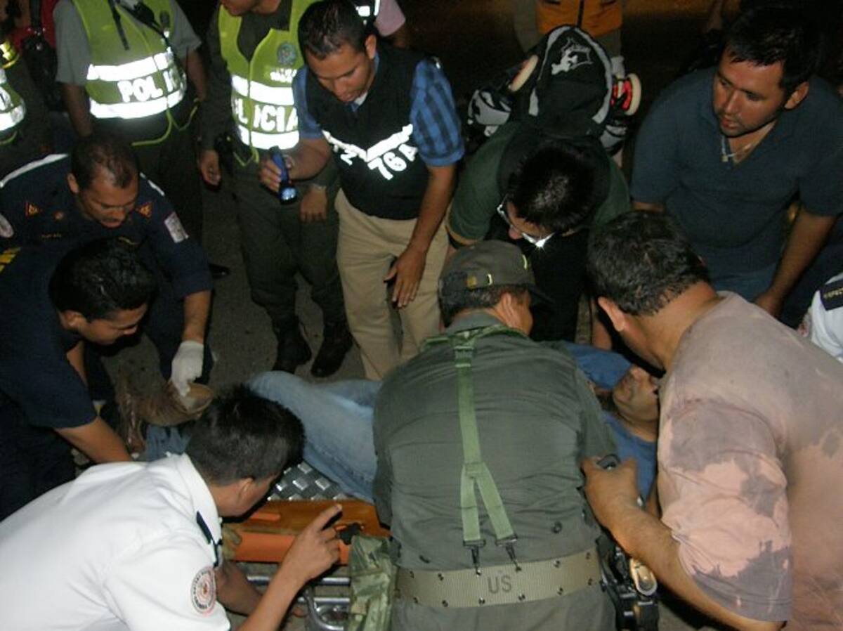 Dramático rescate de un conductor en Bucaramanga (Foto: Javier Gutiérrez / VANGUARDIA LIBERAL)