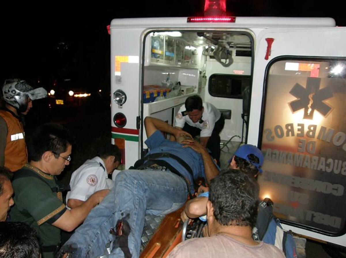 Dramático rescate de un conductor en Bucaramanga (Foto: Javier Gutiérrez / VANGUARDIA LIBERAL)