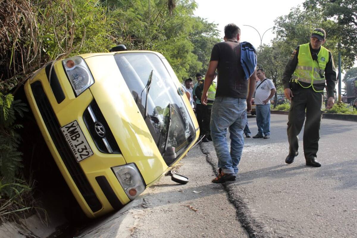 Taxista perdió el control descendiendo de la Ciudadela Real de Minas (Foto: Javier Gutiérrez/VANGUARDIA LIBERAL)