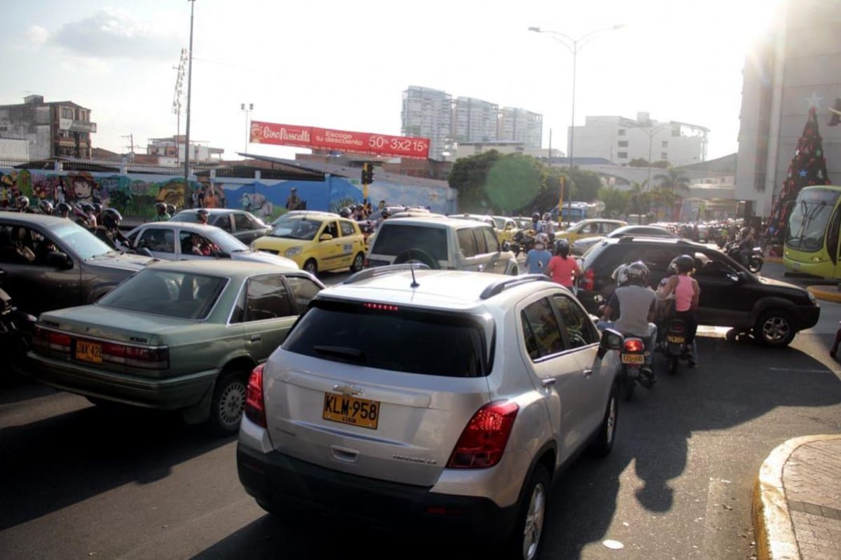 Caótico ‘trancón’ por daño en semáforos en Bucaramanga (Foto: Franz Rey/VANGUARDIA)