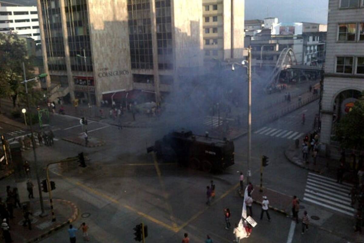 En disturbios terminó concentración de vendedores informales en el Centro (Foto: Suministrada @Laladuenas/ VANGUARDIA LIBERAL)