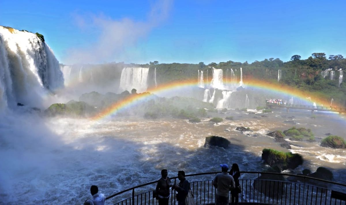 Turistas miran las Cataratas de Iguazú, desde el lado brasilero del Parque Nacional de Iguazú compartido con Argentina. (Foto: AFP/Norberto DUARTE/VANGUARDIA LIBERAL)