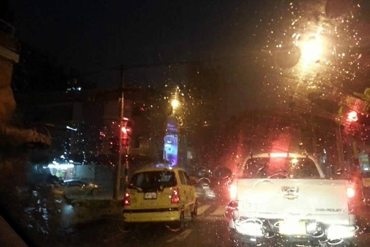 Imágenes del aguacero en Bucaramanga enviadas por nuestros usuarios (Foto: @javierferreiraj)
