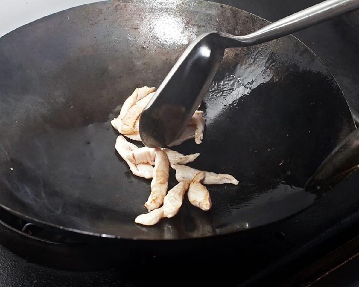 Primero: En un wok o sartén caliente, con un poco de aceite vegetal, agregue el pollo y saltee hasta que quede medio cocido. (Foto: Revista Nueva /VANGUARDIA LIBERAL)