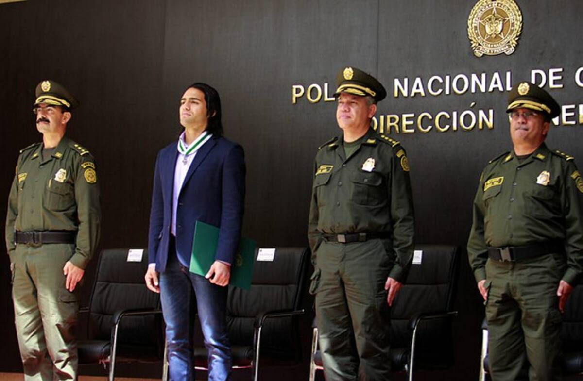 Falcao fue condecorado por la Policía (Foto: Colprensa/VANGUARDIA LIBERAL)