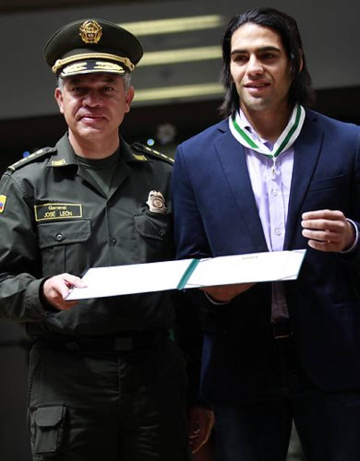 Falcao fue condecorado por la Policía (Foto: Colprensa/VANGUARDIA LIBERAL)