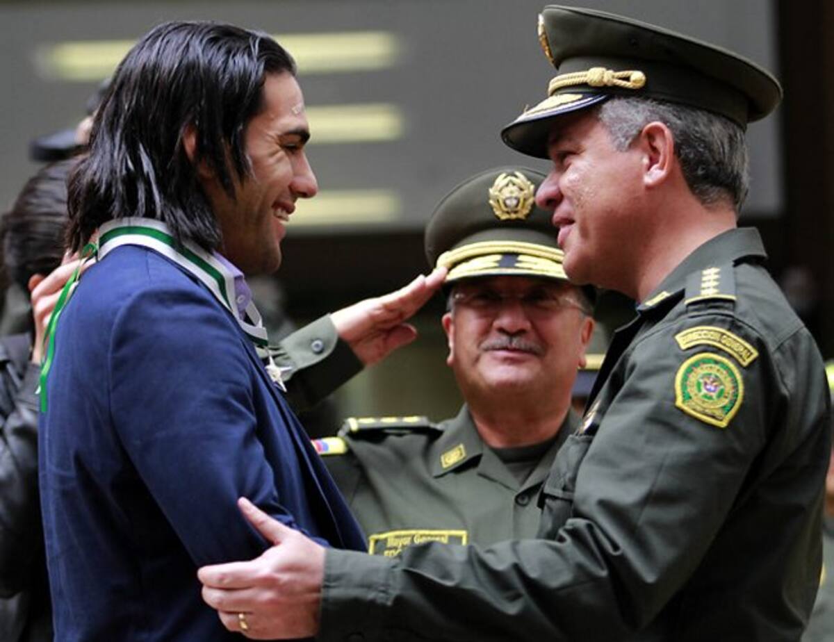 Falcao fue condecorado por la Policía (Foto: Colprensa/VANGUARDIA LIBERAL)