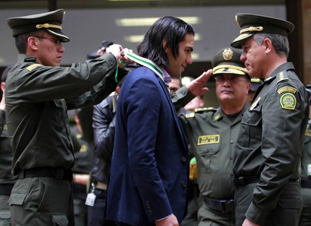 Falcao fue condecorado por la Policía (Foto: Colprensa/VANGUARDIA LIBERAL)