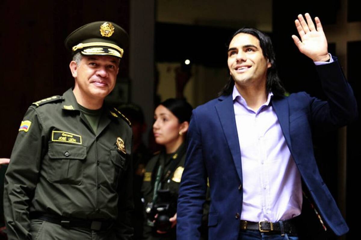 Falcao fue condecorado por la Policía (Foto: Colprensa/VANGUARDIA LIBERAL)