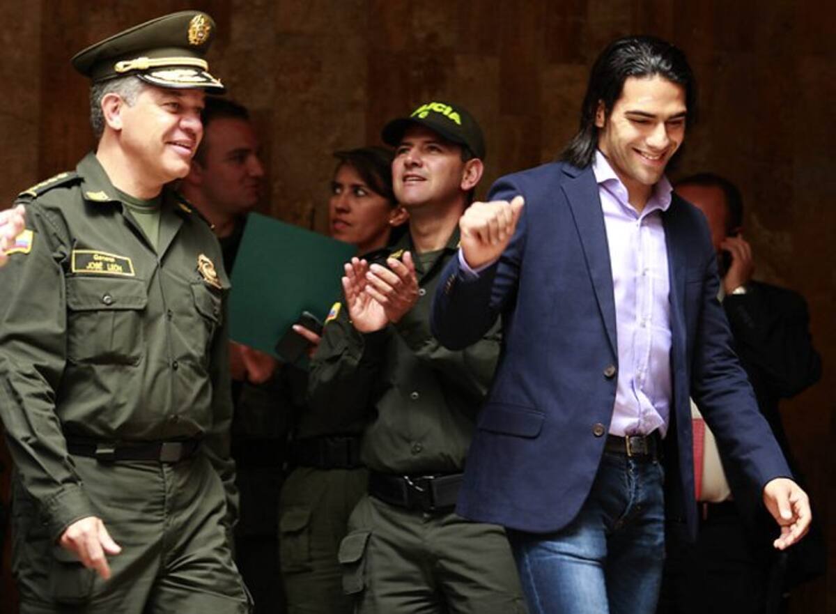 Falcao fue condecorado por la Policía (Foto: Colprensa/VANGUARDIA LIBERAL)