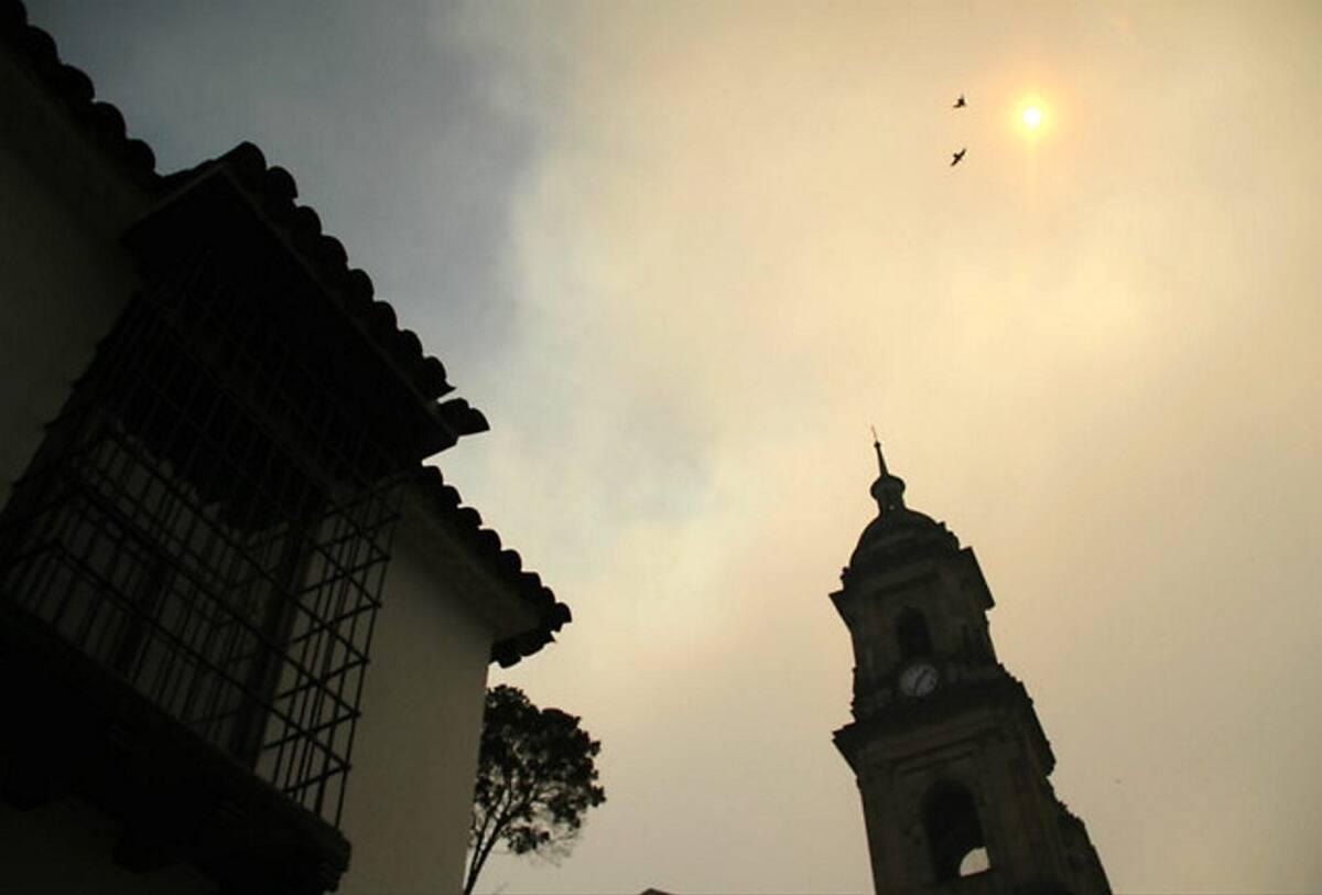 Vea cómo el humo paralizó varias entidades en el centro de Bogotá (Foto: Colprensa / VANGUARDIA LIBERAL)