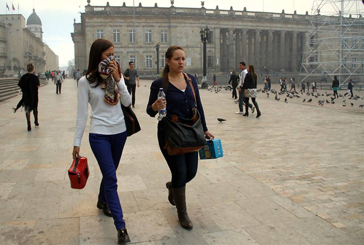 Vea cómo el humo paralizó varias entidades en el centro de Bogotá (Foto: Colprensa / VANGUARDIA LIBERAL)