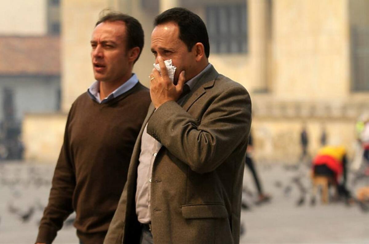 Vea cómo el humo paralizó varias entidades en el centro de Bogotá (Foto: Colprensa / VANGUARDIA LIBERAL)