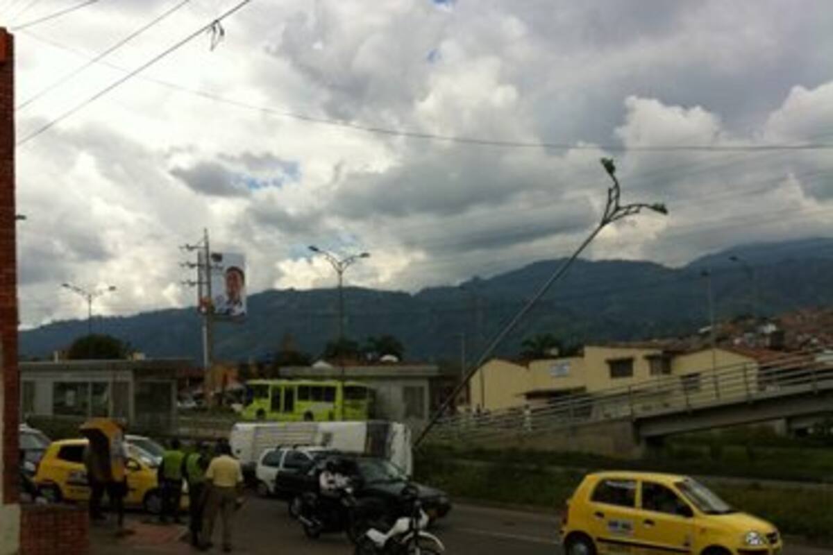 Cinco menores heridos dejó accidente con buseta escolar en la autopista (Foto: Suministrada Daniel Serrano/VANGUARDIA LIBERAL)