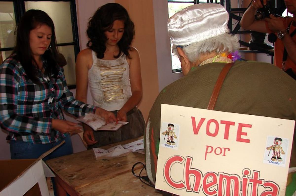 En plena campaña durante las elecciones en Contratación. (Foto: Xiomara Montañez/ Vanguardia Liberal)
